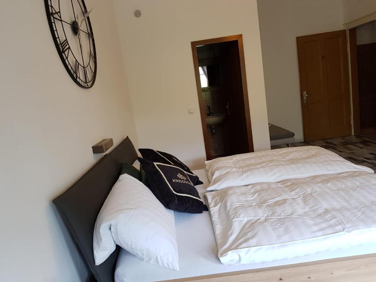 Hotelzimmer Im Alten Reihenhaus Auf Der Stadtmauer Bacharach Kültér fotó